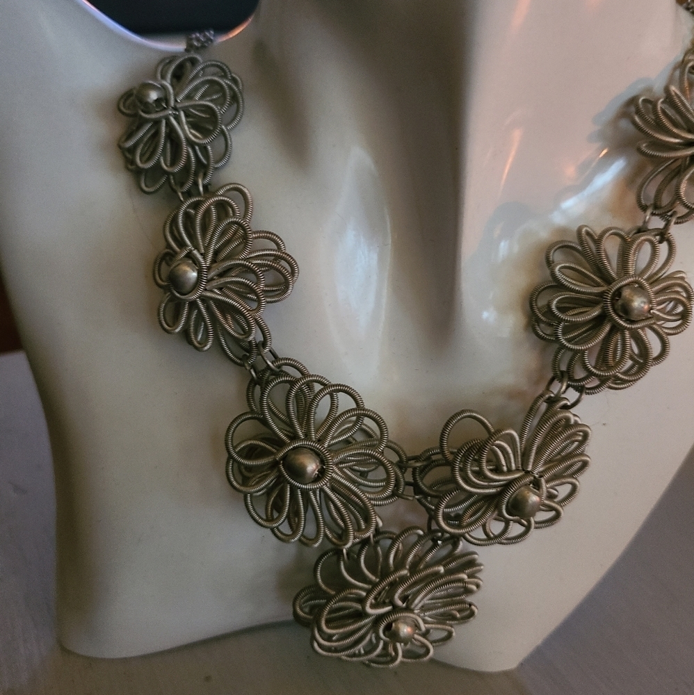 Silver grey flower necklace Hp🔥🔥🔥 - Picture 2 of 2